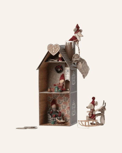 GINGERBREAD HOUSE